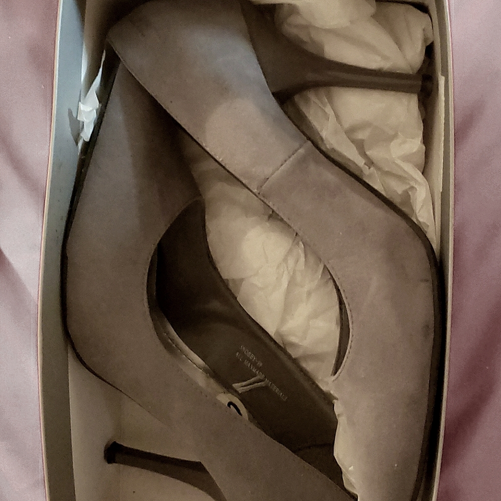 Gray pumps